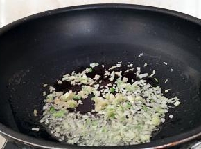 锅中放油烧热，放入葱，姜炝锅出味