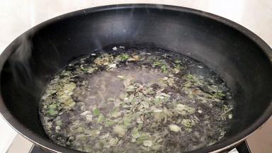 倒入清水适量，大火煮开。