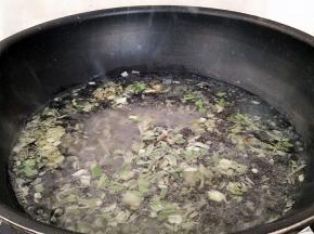 倒入清水适量，大火煮开。