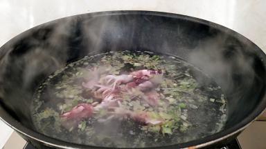 转小火，放入八带鱼。