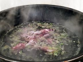 转小火，放入八带鱼。