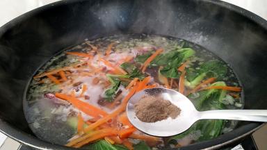 加入盐，在放入黑胡椒粉。