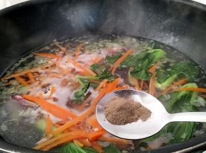 加入盐，在放入黑胡椒粉。