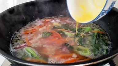 先淋入淀粉水，搅拌一下，在淋入蛋液，搅拌一下。