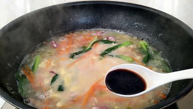 淋入米醋拌匀，大火煮开。