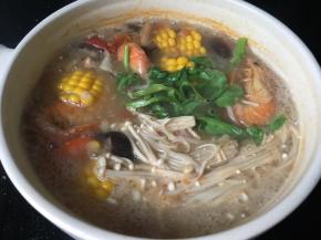 最后烫入茼蒿和金针菇粉丝就可以吃了