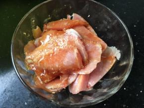 加酱油料酒淀粉油腌制一会