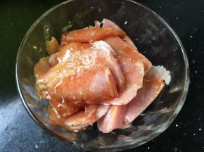 加酱油料酒淀粉油腌制一会