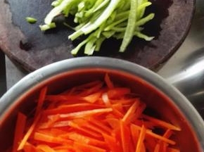 胡萝卜、尖椒洗净后切丝