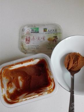 一大勺赤味噌，加少许的生抽、白糖、清水调成酱汁