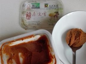 一大勺赤味噌，加少许的生抽、白糖、清水调成酱汁