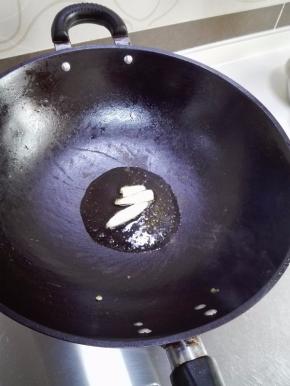 炒锅放适量的植物油，放入蒜片炒出香味