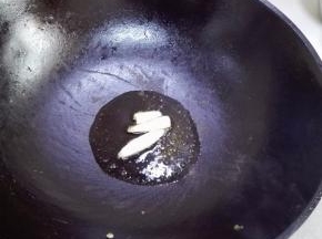 炒锅放适量的植物油，放入蒜片炒出香味