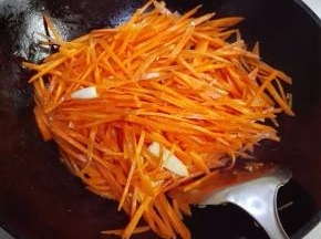 放入胡萝卜丝翻炒