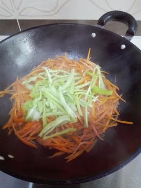 稍加翻炒后，放入尖椒丝