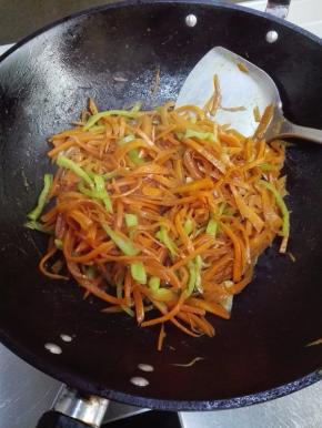 再次炒匀后，即可起锅