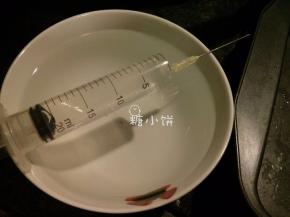 盐25G溶于清水500ML中，搅匀，抽入针筒中。当然用的针筒一定要干净的，别碰过什么化学药品。网上应该是有卖食品用的针筒，通常就是用来打盐水。