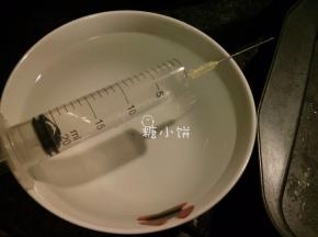 盐25G溶于清水500ML中，搅匀，抽入针筒中。当然用的针筒一定要干净的，别碰过什么化学药品。网上应该是有卖食品用的针筒，通常就是用来打盐水。