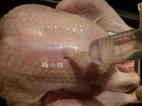 将盐水打入整鸡的不同部位。我以前做烤鸡是喜欢像中式盐卤那样弄一大锅盐水浸泡整只鸡。
第一次尝试这种打盐水的方法= =边打边漏水啊，好在盐味依旧进去了，很入味