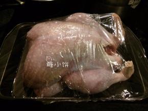 我没有足够大的容器，就直接放在深烤盘上。用保鲜膜包好，送入冰箱腌制一夜。第二天取出把烤盘里的水倒干净。然后吧整只火鸡用结实的棉绳扎好吊挂起来，控干净多余水分备用。