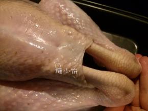 火鸡的造型，一般是如图示这样把鸡脚倒塞回鸡腹中。可是我买来的是没有鸡爪的，直接塞着感觉容易滑出来，所以还是要绑绳子固定