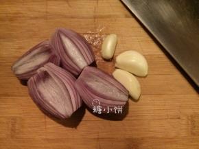 蒜3瓣去皮，洋葱1个去皮切成四等份。将蒜和洋葱，如果还有鸡脖子和内脏之类的东西可以焯水之后也都填入鸡肚子里。放洋葱和蒜我是想去腥增香，同时也为之后的酱汁增添香味，因为简易版的酱汁会缺这些味道。鸡脖和鸡肝也常用来做酱汁，但是天朝人民表示这个东西我们爱吃，并不是非用来做酱汁不可