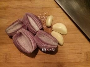 蒜3瓣去皮，洋葱1个去皮切成四等份。将蒜和洋葱，如果还有鸡脖子和内脏之类的东西可以焯水之后也都填入鸡肚子里。放洋葱和蒜我是想去腥增香，同时也为之后的酱汁增添香味，因为简易版的酱汁会缺这些味道。鸡脖和鸡肝也常用来做酱汁，但是天朝人民表示这个东西我们爱吃，并不是非用来做酱汁不可