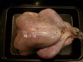 所以最终我还是把脚留在外面用棉绳绑好固定，脚踝部分如图示用锡纸包好，以免烤糊。表面撒一些现磨粗粒黑胡椒提味