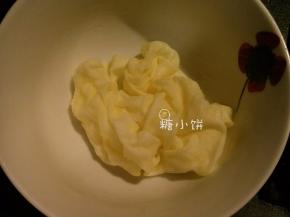 含盐黄油30G用微波炉融化。棉布用清水浸湿后挤干净水分，再浸泡到融化的黄油中充分吸收黄油。关于棉布：国外的小伙伴们请选择muslin，国内的小伙伴们用蒸笼布就好。这个是用来浸泡黄油然后敷在火鸡表层的，这样黄油就抹得很匀还不容易跑掉。然后，如果不想用布的话可以用培根代替，利用培根本身烤出来的油脂
如果培根也不想用的话，把软化黄油（不是融化！）抹在表面上也是可以的