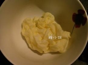 含盐黄油30G用微波炉融化。棉布用清水浸湿后挤干净水分，再浸泡到融化的黄油中充分吸收黄油。关于棉布：国外的小伙伴们请选择muslin，国内的小伙伴们用蒸笼布就好。这个是用来浸泡黄油然后敷在火鸡表层的，这样黄油就抹得很匀还不容易跑掉。然后，如果不想用布的话可以用培根代替，利用培根本身烤出来的油脂
如果培根也不想用的话，把软化黄油（不是融化！）抹在表面上也是可以的