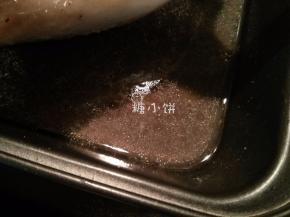 步骤9的淋汤汁具体操作如图示。烤盘里的汤汁除了加进去的清水外也混合了火鸡的油和肉汁