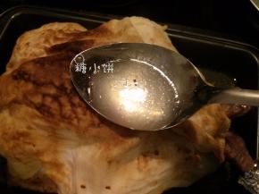 用勺子舀或者滴管吸，总之快速地把烤盘里的汤汁回浇到火鸡表面。各处都浇一下，这个动作要尽量快些，不要让火鸡过多散热