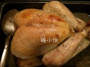 步骤9的160摄氏度40分钟结束后取出把表面的棉布去掉，同时我也去掉了包裹在脚踝上的锡纸。再进炉200度烤至表面上色，熟透（竹签扎没有血水即可）以后取出