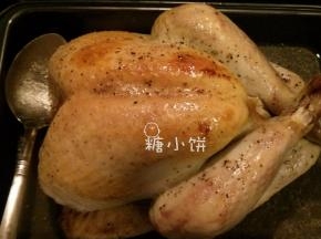步骤9的160摄氏度40分钟结束后取出把表面的棉布去掉，同时我也去掉了包裹在脚踝上的锡纸。再进炉200度烤至表面上色，熟透（竹签扎没有血水即可）以后取出