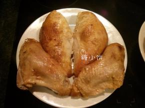 烤好以后得火鸡取出放在一边让它中场休息半个小时，烤盘里的肉汤滤出来放在一边留用。
半个小时以后火鸡就可以切切吃了。关于分割：如图是（鸡大腿+鸡胸肉）x2