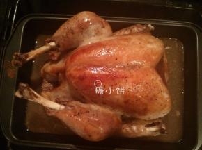 一般看到的烤火鸡方法都是不翻面的，话说这个大家伙要翻面也很困难啊。但是我看底部颜色太白了，所以中途非常手贱地翻了个面，烫得我自己也是十分感动。但是来回翻的时候把腿啊翅膀啊啥的给折断了，因为肉已经烤得容易撕扯下来了，我真的不是大力金刚╮(╯▽╰)╭