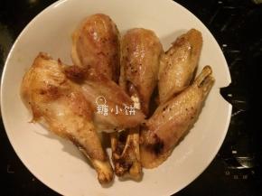 这碗是鸡翅根x1+(小腿+翅中)x2，这些其实是吃完以后才拍的，所以是吃剩下的部分。第一顿啃了脖子肝脏翅尖还有脊骨附近的碎肉什么的。然后就再只啃了一个翅根就很饱了= =真是。。比我预计的要吃更久。剩下的这些我分装了6包冻在冰箱里面了，慢慢吃，慢慢吃