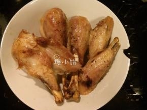 这碗是鸡翅根x1+(小腿+翅中)x2，这些其实是吃完以后才拍的，所以是吃剩下的部分。第一顿啃了脖子肝脏翅尖还有脊骨附近的碎肉什么的。然后就再只啃了一个翅根就很饱了= =真是。。比我预计的要吃更久。剩下的这些我分装了6包冻在冰箱里面了，慢慢吃，慢慢吃