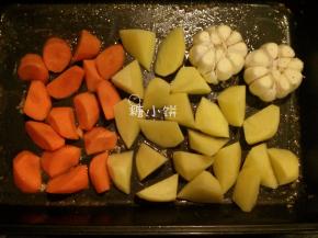 步骤14等那半个小时的时候正好准备配菜.我放了土豆胡萝卜和烤蒜，芹菜和洋葱也是很不错的选择，因为很适合给蘸酱Gravy调味。整头的蒜，把外层的皮剥一剥，顶部切一刀。土豆胡萝卜没啥说的，去皮切滚刀块。配菜处理好后全部码在烤盘上（用的就是之前烤鸡的那个烤盘），因为烤盘烤过鸡还有点油光光的，我只稍微再刷了一点点油