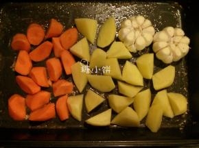 步骤14等那半个小时的时候正好准备配菜.我放了土豆胡萝卜和烤蒜，芹菜和洋葱也是很不错的选择，因为很适合给蘸酱Gravy调味。整头的蒜，把外层的皮剥一剥，顶部切一刀。土豆胡萝卜没啥说的，去皮切滚刀块。配菜处理好后全部码在烤盘上（用的就是之前烤鸡的那个烤盘），因为烤盘烤过鸡还有点油光光的，我只稍微再刷了一点点油