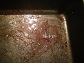 可以看到烤盘底部有很多焦糖色的物质，它们很重要，可以用来做蘸酱Gravy。蘸酱可以提前准备好的，步骤类似，可以更加复杂。除了蔬菜以外还要加些骨头啊肉啊（比如之前提到的常用鸡脖内脏什么的）一起烤，然后之后还要加水慢慢炖煮几个小时，充分把味道煨出来