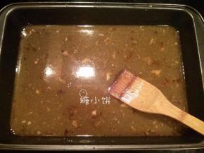 不过这个是简易版蘸酱，而且充分利用了烤鸡的肉汤。只需把步骤22预留出来的汤汁倒回烤盘中，刮啊刮，把底部的焦糖色物质刮下来
