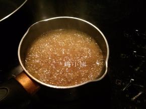 刮下来以后连汤带渣地倒入锅中煮，边煮边搅，加盐和黑胡椒简单调味，最后用淀粉水勾芡即成蘸酱，搭配切好的火鸡一起食用即可。