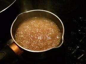 刮下来以后连汤带渣地倒入锅中煮，边煮边搅，加盐和黑胡椒简单调味，最后用淀粉水勾芡即成蘸酱，搭配切好的火鸡一起食用即可。