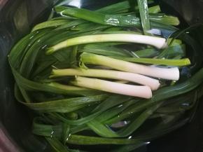 蒜苗洗净，蒜白和蒜青分开