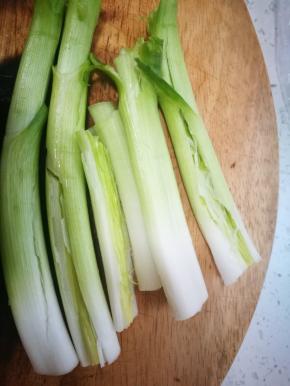 蒜白逐根拍扁，容易熟，入味