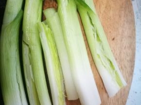 蒜白逐根拍扁，容易熟，入味
