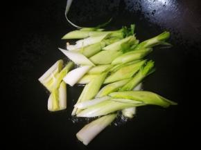 锅烧热，放油，油要多点，蒜苗在炒制的过程中易糊，注意火候。下蒜白，先炒蒜白