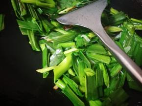 蒜白差不多熟了，下蒜青，一起翻炒，注意火候，蒜苗很容易炒糊