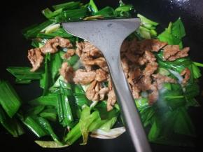 蒜青变软，飘出香味，放入我提前处理好的肉丝 前面食谱有写